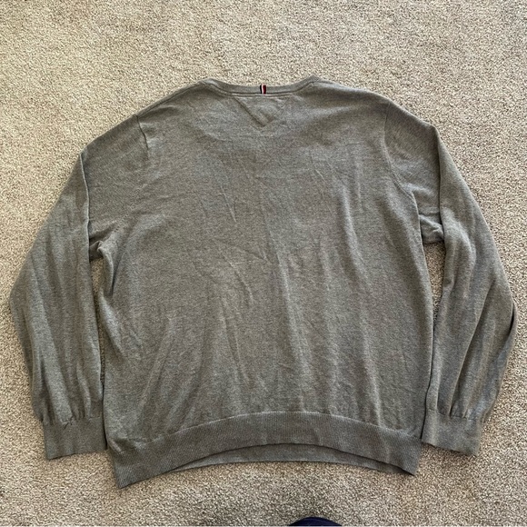 Tommy Hilfiger Light Gray 100% Cotton Relaxed Fit V-Neck Sweater - Picture 4 of 7